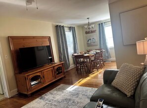 TV - 3BR, 1BA Home - Great Location + WiFi + Private Backyard (Florence)