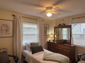 3 bedrooms, free WiFi, bed sheets - 3BR, 1BA Home - Great Location + WiFi + Private Backyard (Florence)