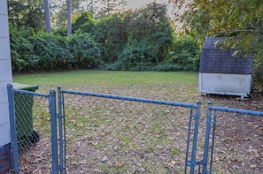 Property grounds - 3BR, 1BA Home - Great Location + WiFi + Private Backyard (Florence)