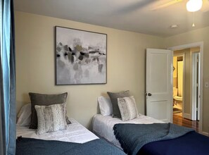 3 bedrooms, free WiFi, bed sheets - 3BR, 1BA Home - Great Location + WiFi + Private Backyard (Florence)