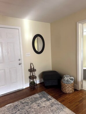 Interior - 3BR, 1BA Home - Great Location + WiFi + Private Backyard (Florence)