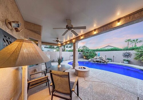 Resort living in Sun City Grand, w Private heated pool, golfing, hiking, centers