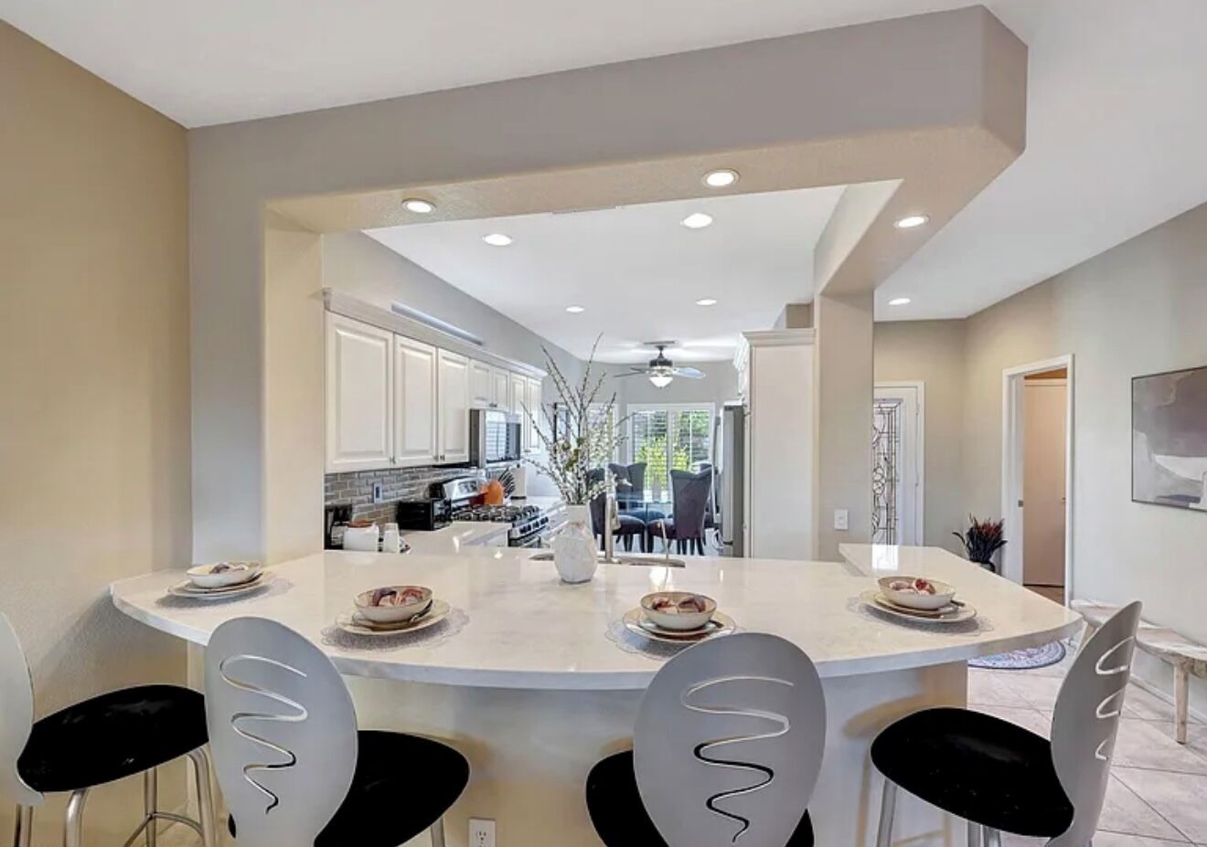 ثلاجة، ميكروويف، فرن، موقد طهي مسطح