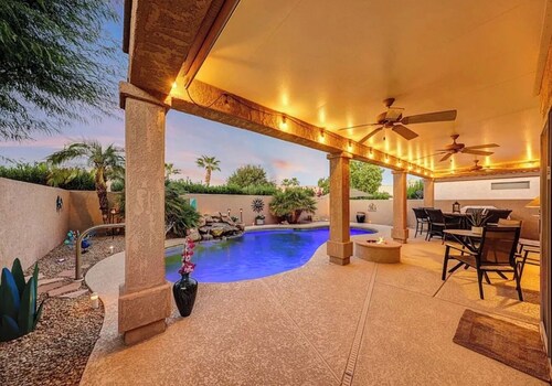 Resort living in Sun City Grand, w Private heated pool, golfing, hiking, centers