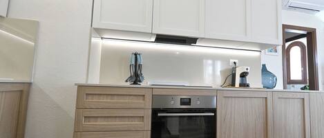 Refrigerador con freezer, microondas, horno, placa de cocina