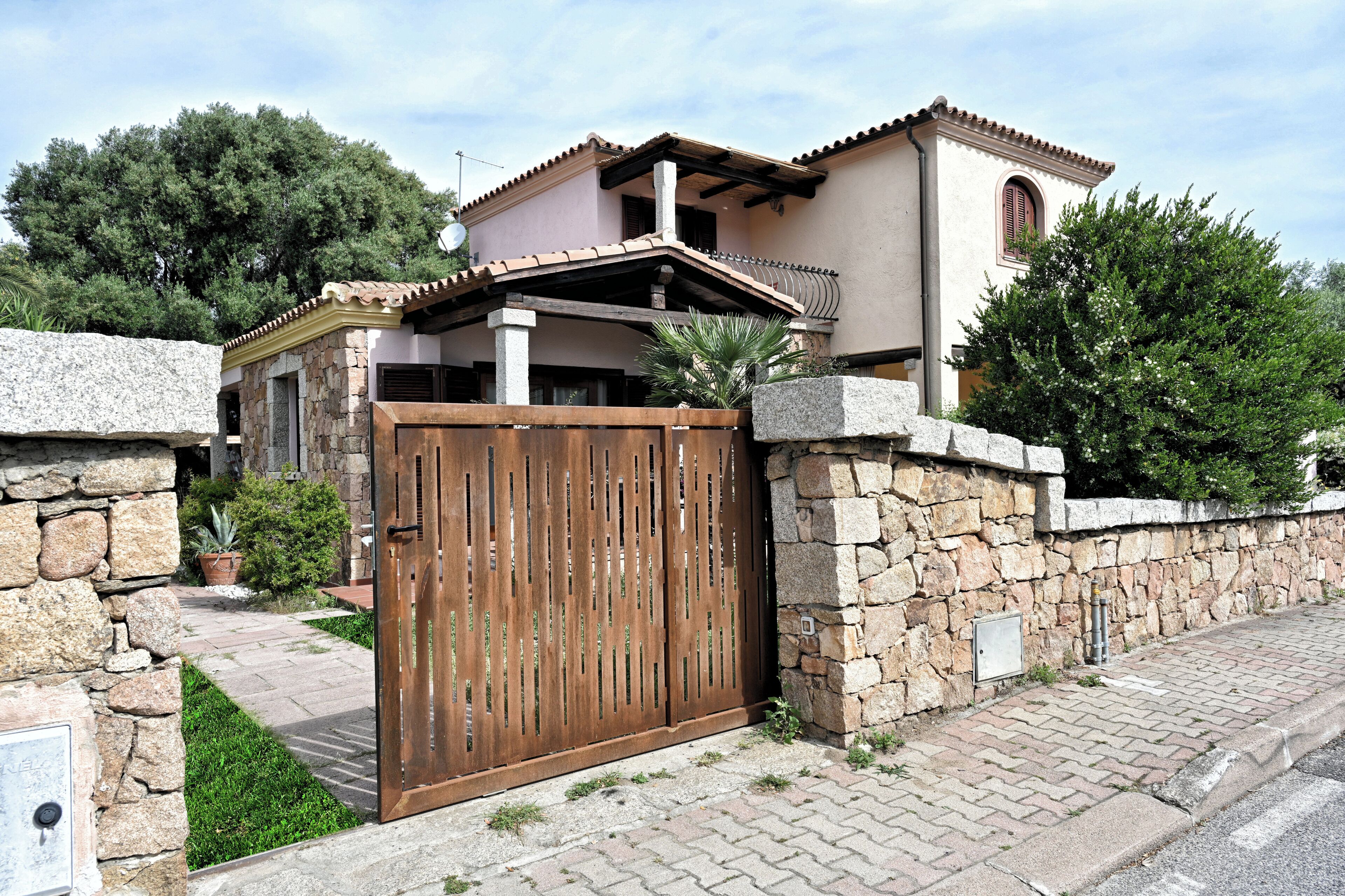 Vista frontal de la propiedad