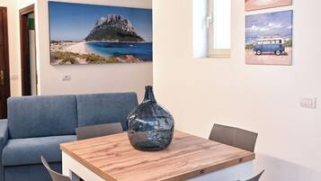 House | Living area | 43-inch flat-screen TV with cable channels