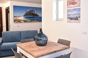 House | Living area | 43-inch flat-screen TV with cable channels - Villetta Dalia (San Teodoro)