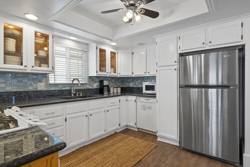 Charming 3-bedroom house at Silverstrand Beach in Oxnard with Rooftop Deck & SUP