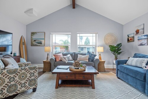 Blue Crush•Rooftop Deck•SUPs•Kayaks•Bikes•5 min walk to Sand•Sleeps 8