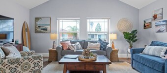 Blue Crush•Rooftop Deck•SUPs•Kayaks•Bikes•5 min walk to Sand•Sleeps 8