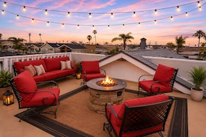 Terrace/patio - Blue Crush•Rooftop Deck•SUPs•Kayaks•Bikes•5 min walk to Sand•Sleeps 8 (Oxnard)