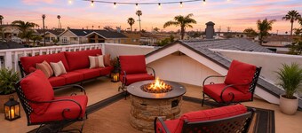 Blue Crush•Rooftop Deck•SUPs•Kayaks•Bikes•5 min walk to Sand•Sleeps 8