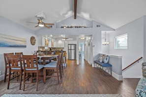 Interior - Blue Crush•Rooftop Deck•SUPs•Kayaks•Bikes•5 min walk to Sand•Sleeps 8 (Oxnard)
