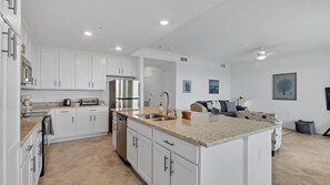 Køleskab, mikrobølgeovn, ovn, kogeplade