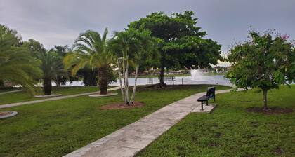 Charming 2-bedroom bed & breakfast in fabulous Miami with AC,