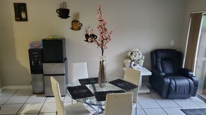 Dining - Charming 2-bedroom bed & breakfast in fabulous Miami with AC.  (Miami)