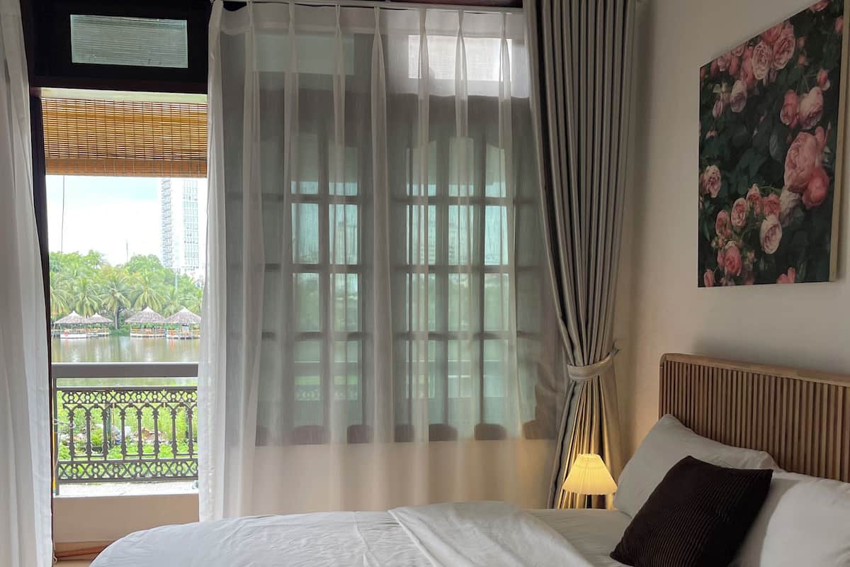 مكتب ومساحة عمل للكمبيوتر المحمول وستائر تعتيم وواي فاي مجانًا