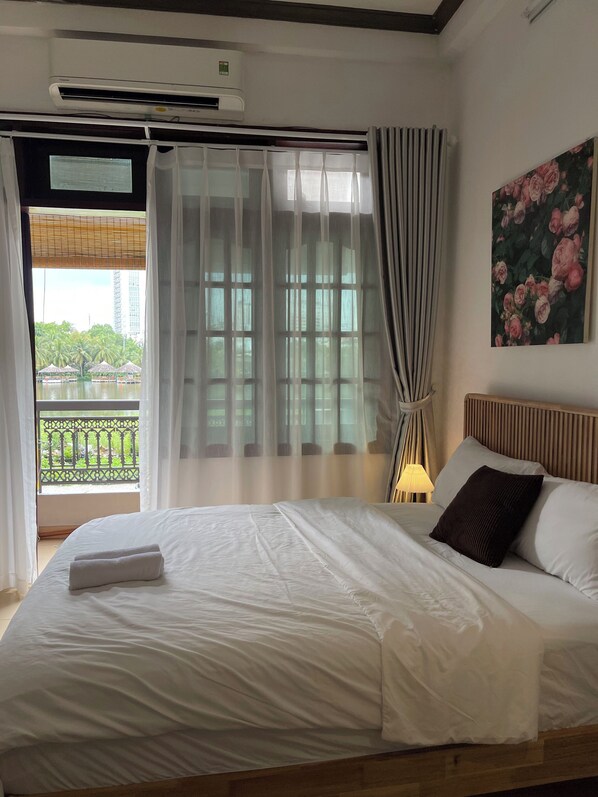 مكتب ومساحة عمل للكمبيوتر المحمول وستائر تعتيم وواي فاي مجانًا