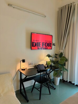 디럭스 스튜디오, 발코니, 시내 전망 | 책상, 노트북 작업 공간, 암막 ��커튼, 무료 WiFi