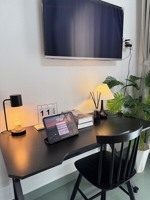 مكتب ومساحة عمل للكمبيوتر المحمول وستائر تعتيم وواي فاي مجانًا