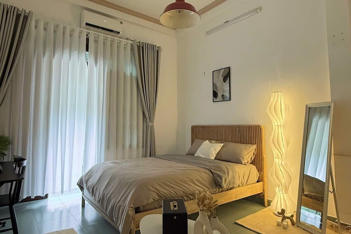 مكتب ومساحة عمل للكمبيوتر المحمول وستائر تعتيم وواي فاي مجانًا