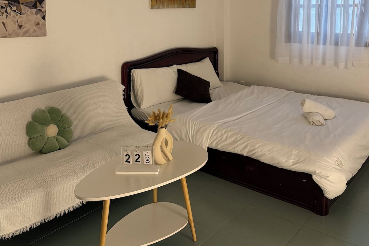 مكتب ومساحة عمل للكمبيوتر المحمول وستائر تعتيم وواي فاي مجانًا