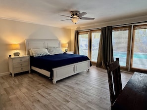 4 habitaciones, escritorio y tabla de planchar con plancha