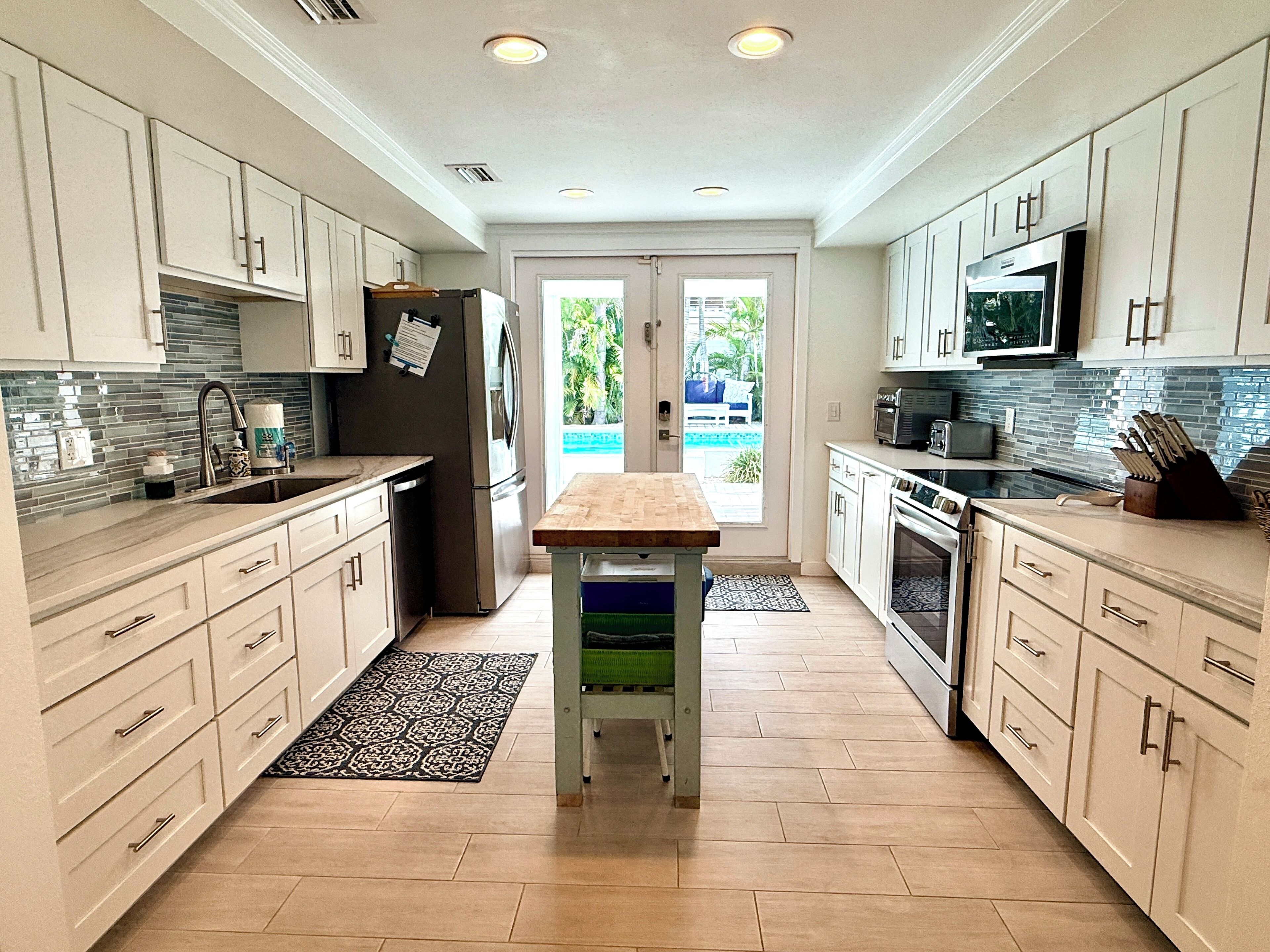 Geladeira, micro-ondas, fogão, cooktop