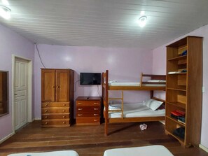 A room with a bunk bed, wooden wardrobe, a television, and a desk. - Casa mobiliada (Marituba)