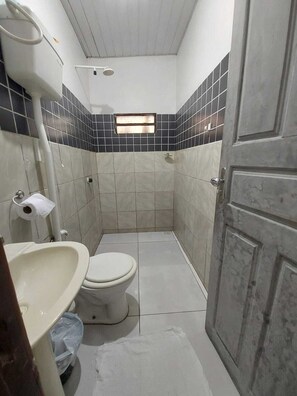 Shower, towels, soap, toilet paper - Casa mobiliada (Marituba)