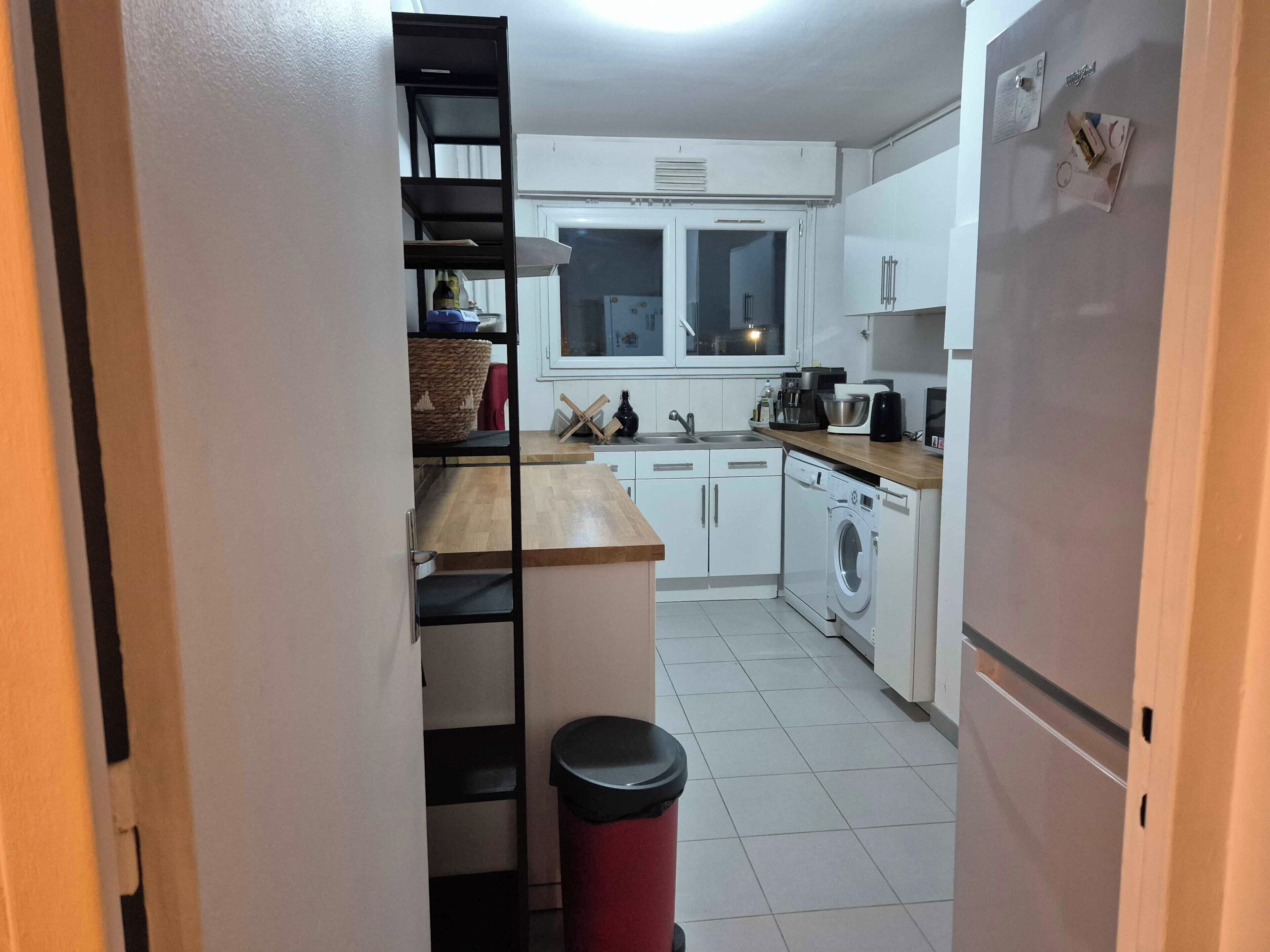 Een koelkast, een microgolfoven, een oven, een vaatwasser