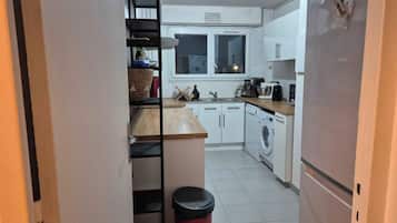 Een koelkast, een microgolfoven, een oven, een vaatwasser