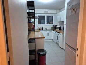 Een koelkast, een microgolfoven, een oven, een vaatwasser