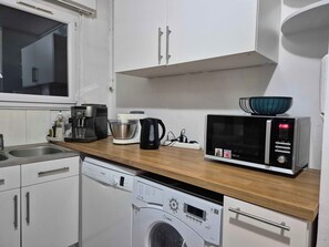 Een koelkast, een microgolfoven, een oven, een vaatwasser