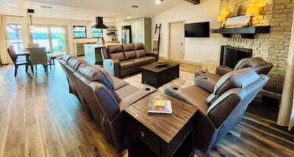 Gated Lake Ranch, Private Dock & 3.5 Acres, Fire pit & Pet Friendly