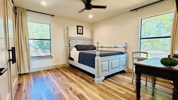 4 多间卧室、办公桌、熨斗/熨衣板、旅行婴儿床