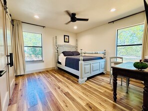 4 Schlafzimmer, Schreibtisch, Bügeleisen/Bügelbrett, Reisekinderbett