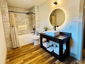 Shower, hair dryer, towels, soap - Gated Lake Ranch, Private Dock & 3.5 Acres, Fire pit & Pet Friendly (Palo Pinto)