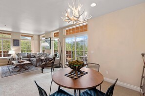 Una Smart TV, un reproductor de DVD, libros