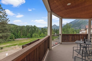 Outdoor dining - Apres Ski Chalet-European Style Condo *Mountain Views*Jacuzzi Tub*! (Leavenworth)