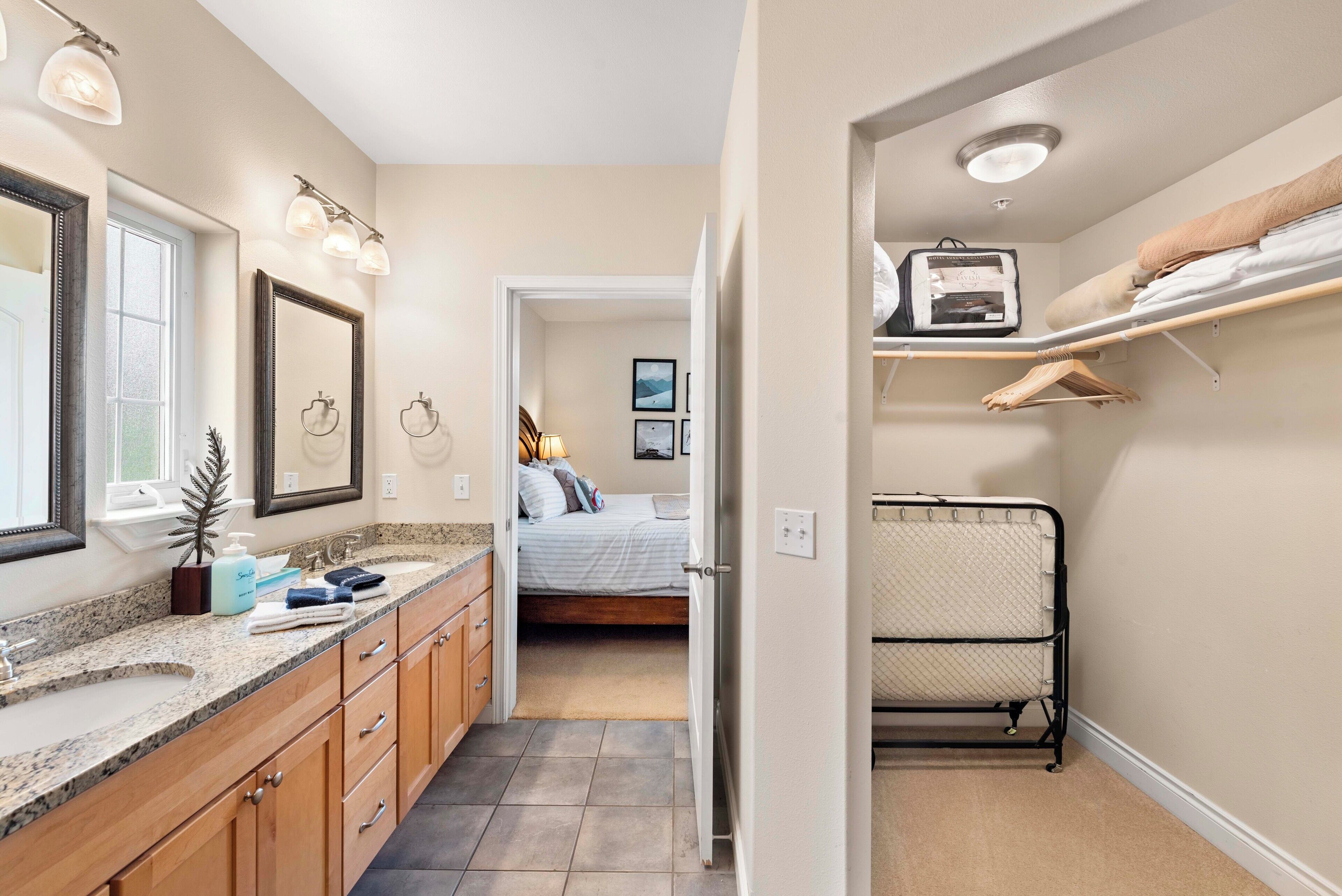 2 室のベッドルーム、アイロン / アイロン台、WiFi (無料)、ベッドシーツ