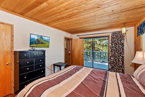 2 bedrooms, free WiFi, bed sheets - Charming Ski Getaway, views, BBQ, Covered deck near Bear Mountain Ski Resort (Big Bear Lake)