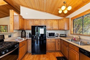 Fridge, microwave, oven, stovetop - Charming Ski Getaway, views, BBQ, Covered deck near Bear Mountain Ski Resort (Big Bear Lake)