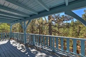 Property grounds - Charming Ski Getaway, views, BBQ, Covered deck near Bear Mountain Ski Resort (Big Bear Lake)