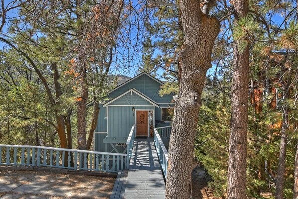 Exterior - Charming Ski Getaway, views, BBQ, Covered deck near Bear Mountain Ski Resort (Big Bear Lake)