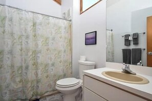 Hair dryer, towels, toilet paper - Quaint Condo 329 (Cedar Key)