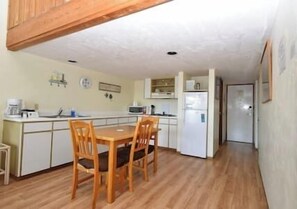 Private kitchen - Quaint Condo 329 (Cedar Key)