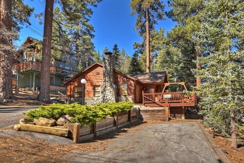 Cozy mountain getaway with private spa, BBQ, large deck, a short walk to slopes!