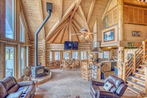 Smart TV - Lovely golf course log cabin with views from the deck, BBQ, hot tub, pool table (Big Bear Lake)